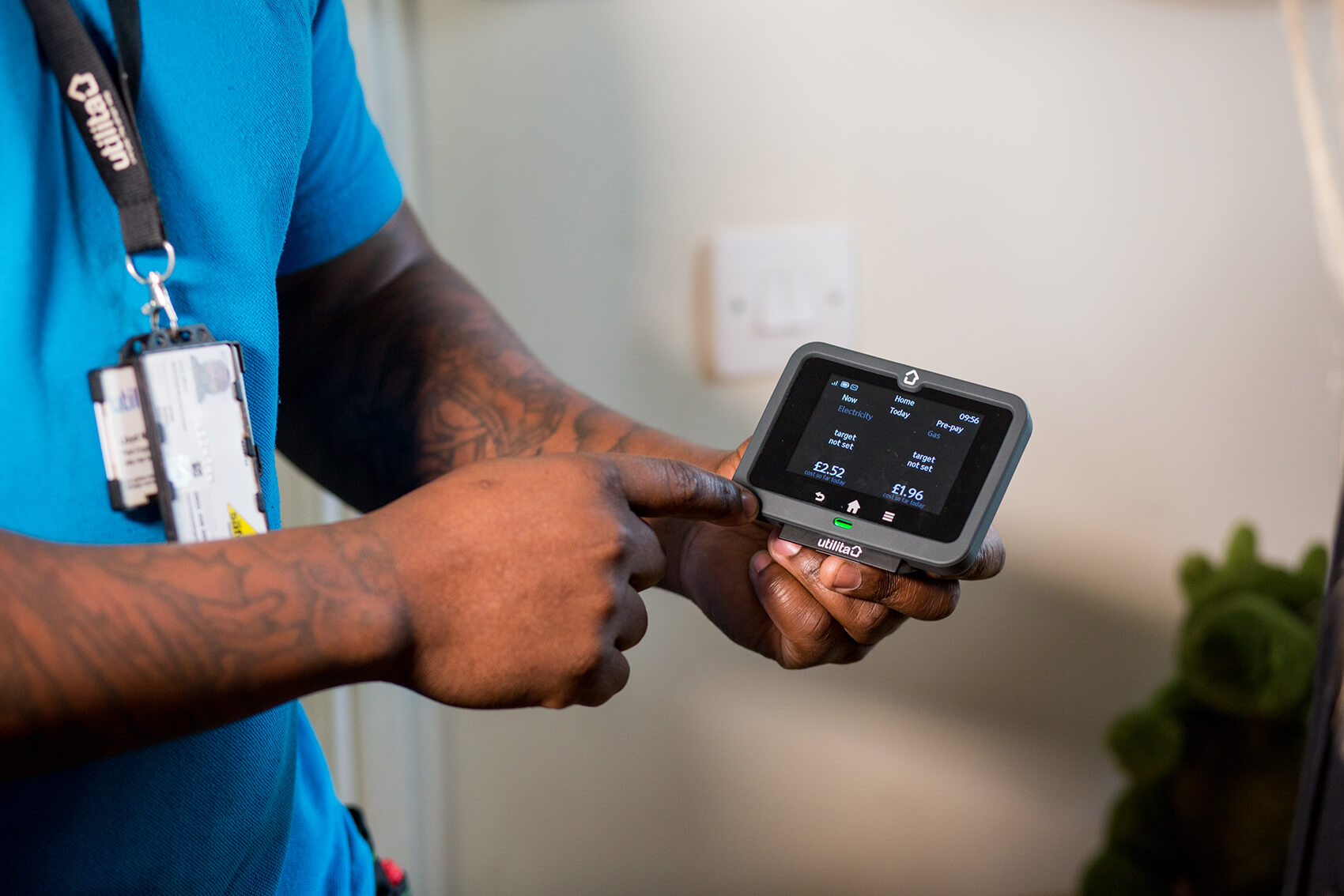 Man with a smart meter in his hands